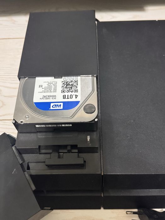 PlayStation 4 4TB + 37 игр + 2 геймпада