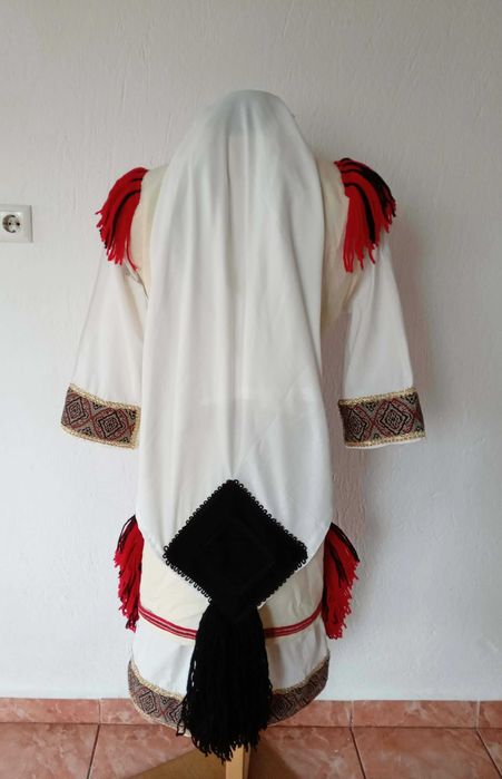 Продавам женска носия в пълен комплект