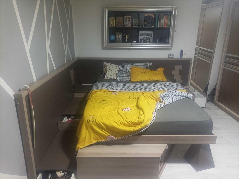 Pat de vânzare aproape nou cu saltea.