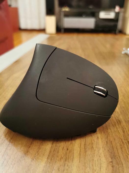 Вертикална безжичка мишка