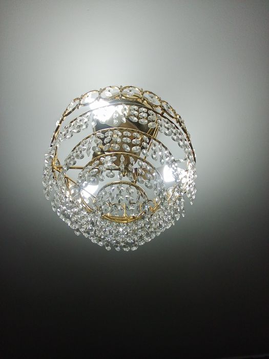 Люстра хрустальная.