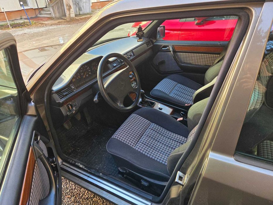 Mercedes-Benz W124 200E
