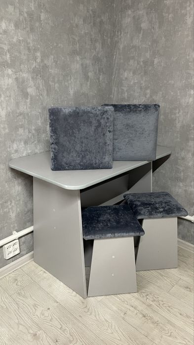 Обеденная зона (Стол, 4 табуретки)