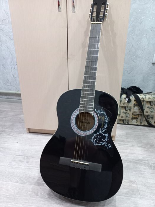 Продам гитару шестиструнная.