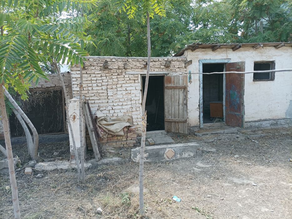 Qorovulbozor shaxardan uy sotiladi 8 sotixli