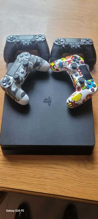 Продавам безупречно PS4 с 5 джойстици
