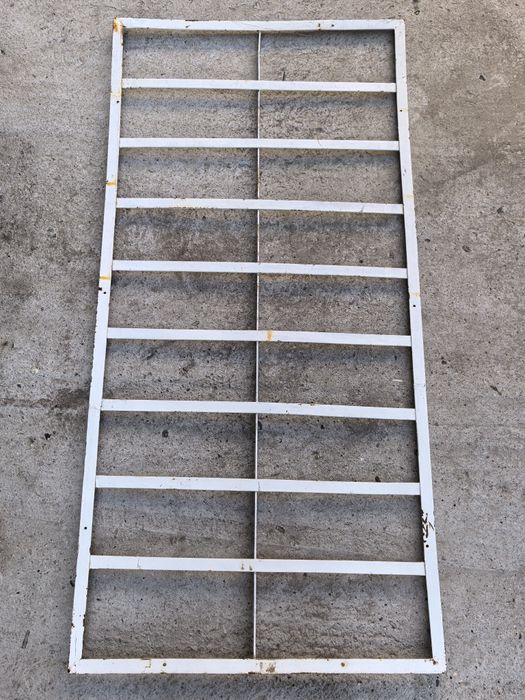 Продавам метална решетка за прозорец