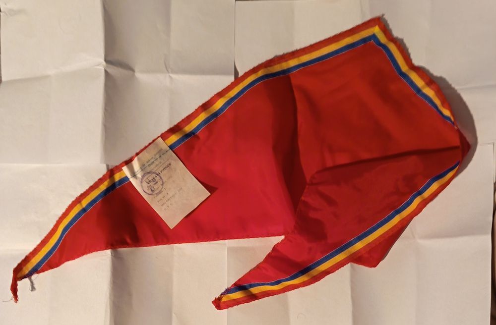 Vand sau schimb obiecte vechi.Preț în funcție de obiectul ales.