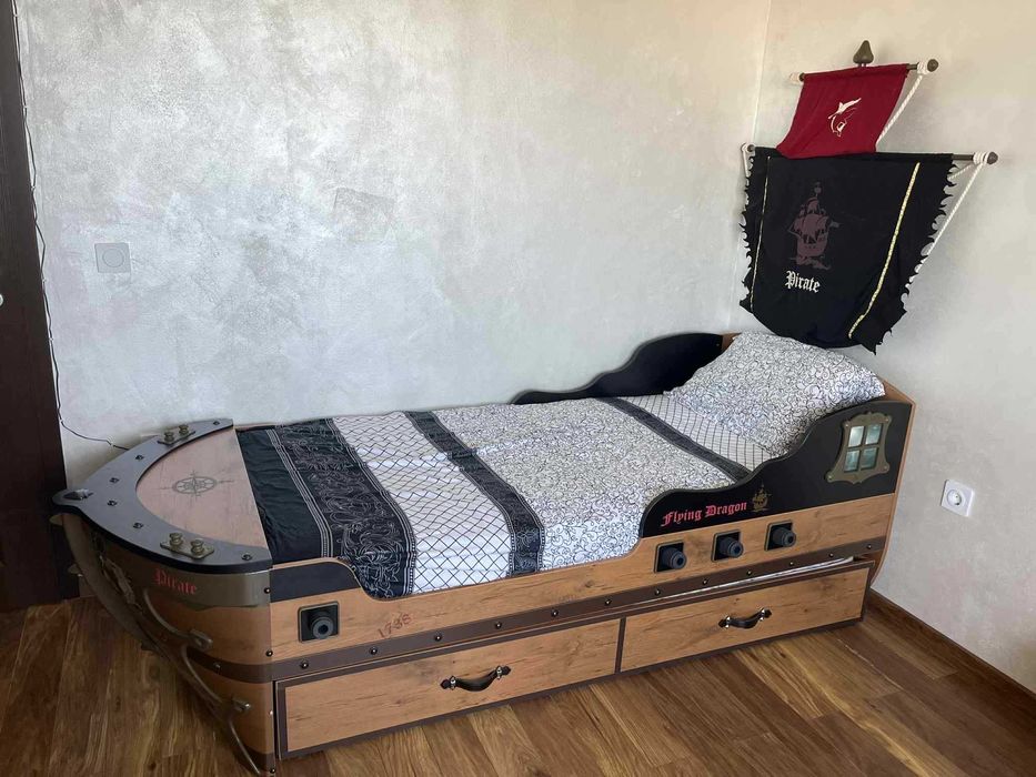 Мебели за детска спалня в пиратска тематика (легло, бюро и библиотека)