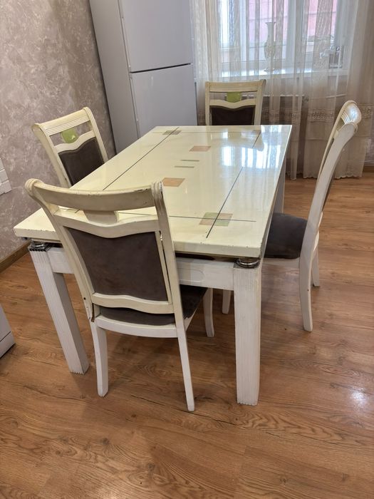 Продам стол со стульями.  Срочно.