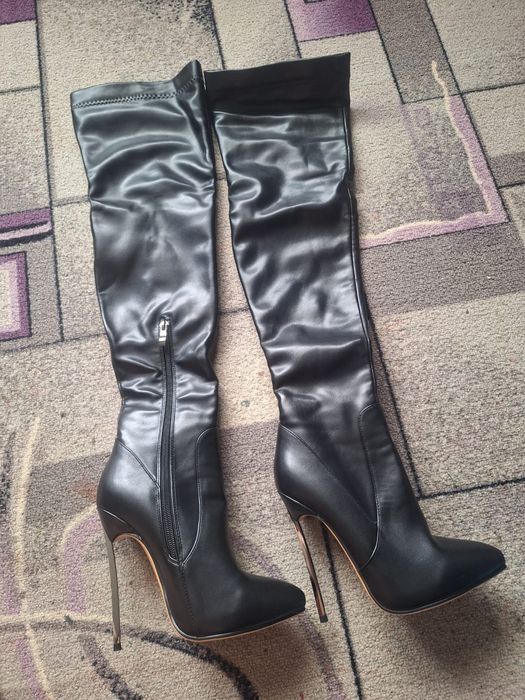 Продам ботфорты на шпильке
