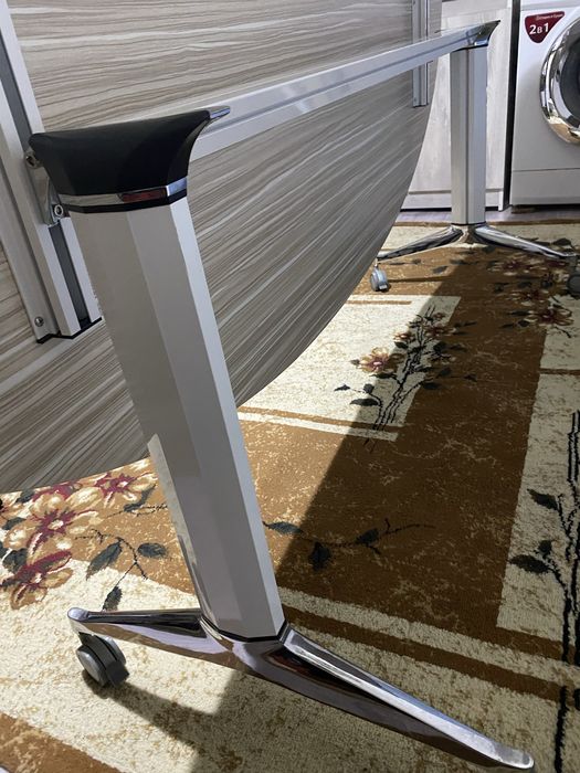 Стол овальный для дома и офиса