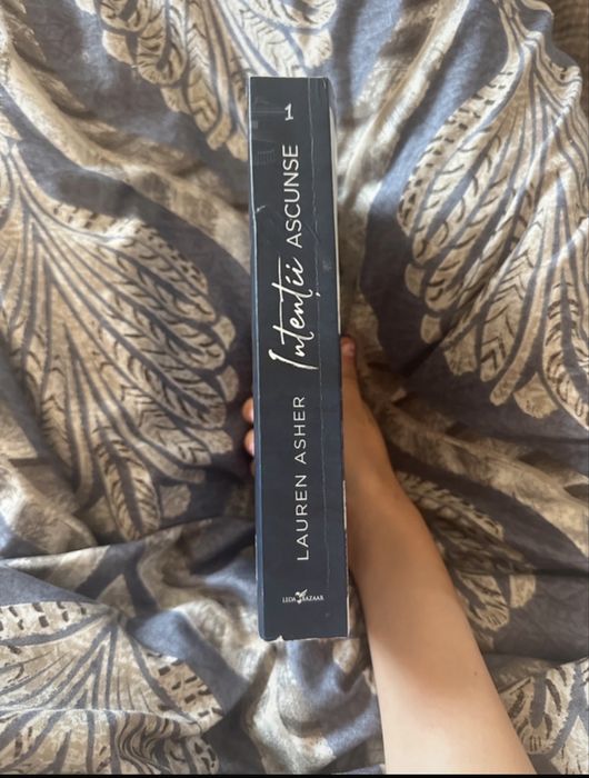 Intentii ascunse - Lauren Asher