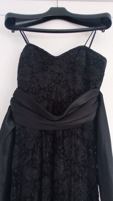 Vând Rochii lungi , elegante.