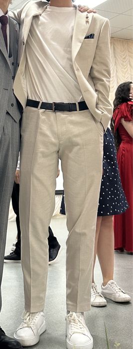 Продаю Костюм двойка на выпускной. Бежевый, в отличном состоянии