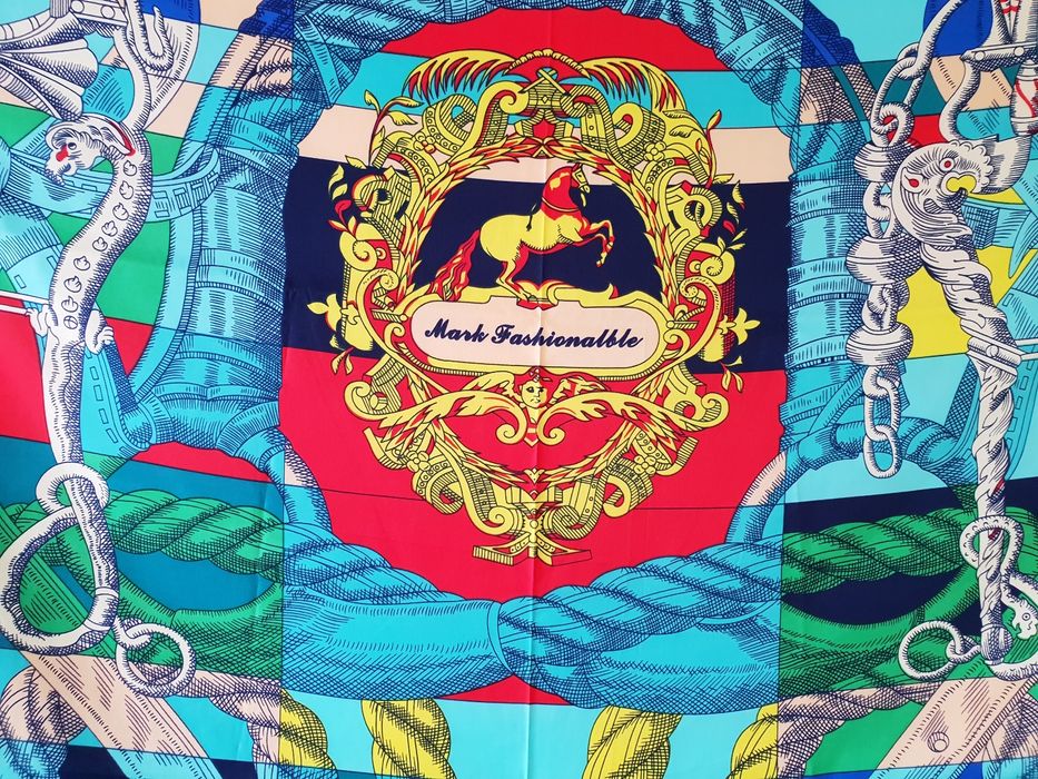 Продавам дамски копринени шалове 126 на 134 сантиметра