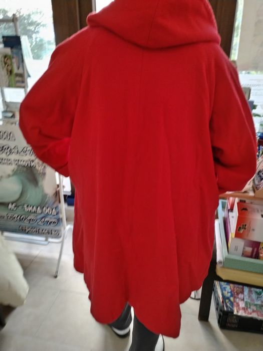 Продавам червено вълнено палто с качулка  размер XL