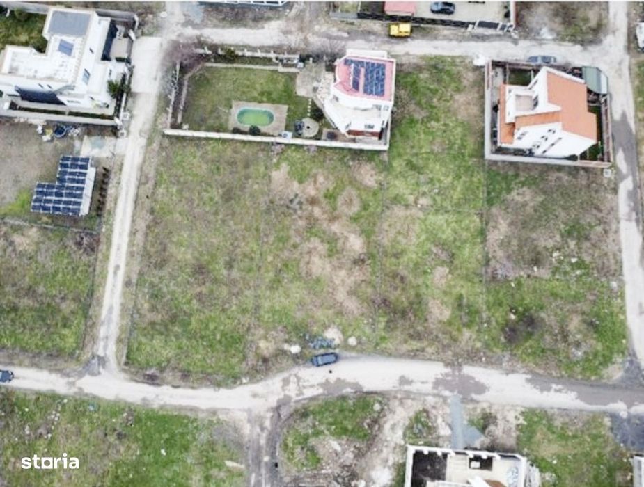 Teren Palazu Mare malul înalt, pe strada principala cu utilități.