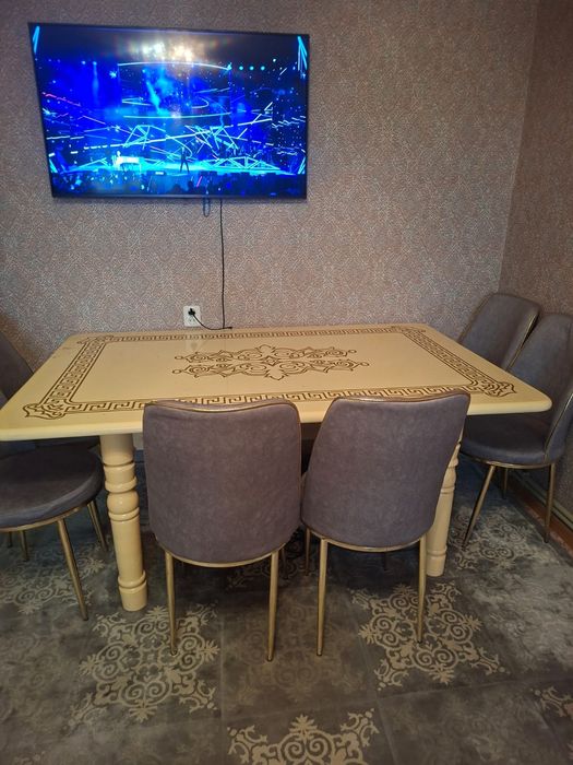 Продаеться срочно стулья и стол