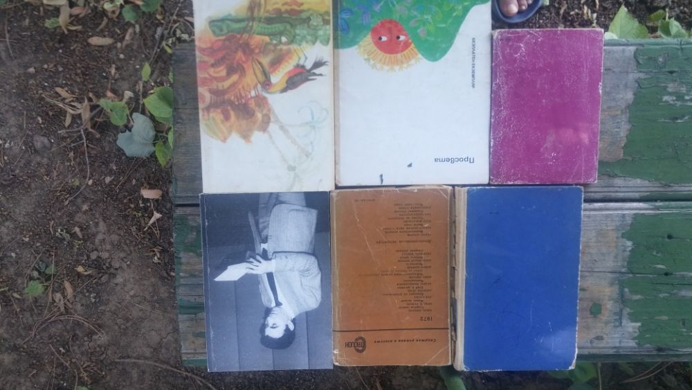 Книги от различни жанрове.