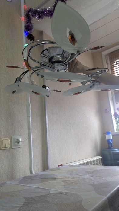 Продам люстру в хорошем состоянии