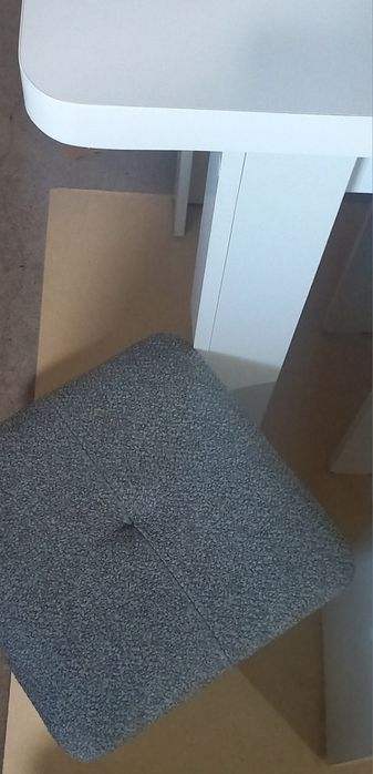 Стол и 4 табуретки.