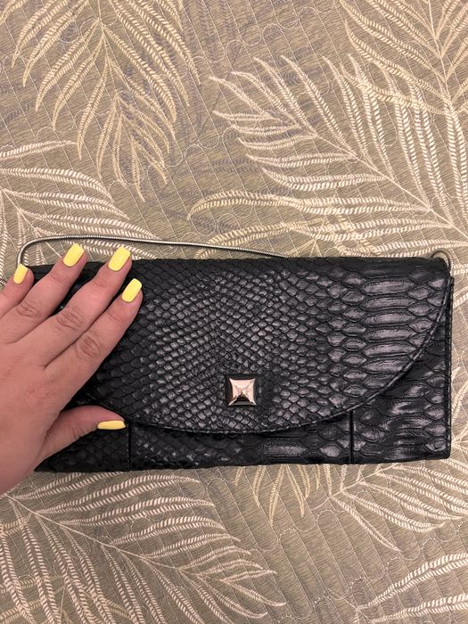 Сумочка клатч. Остался черный под змеиную кожу