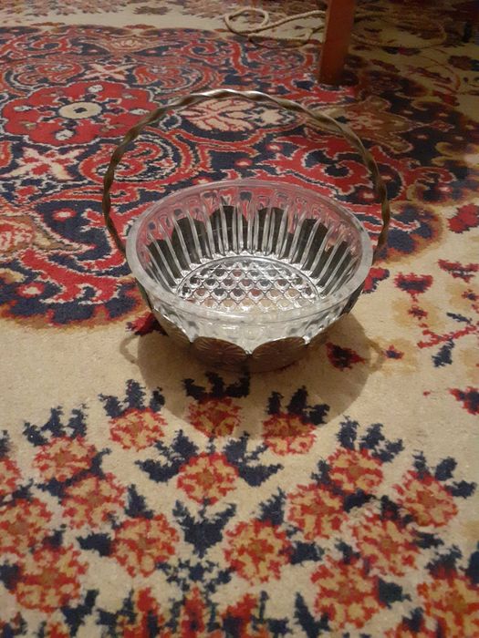 Продавам руска стъклена кошничка - тип бонбониера