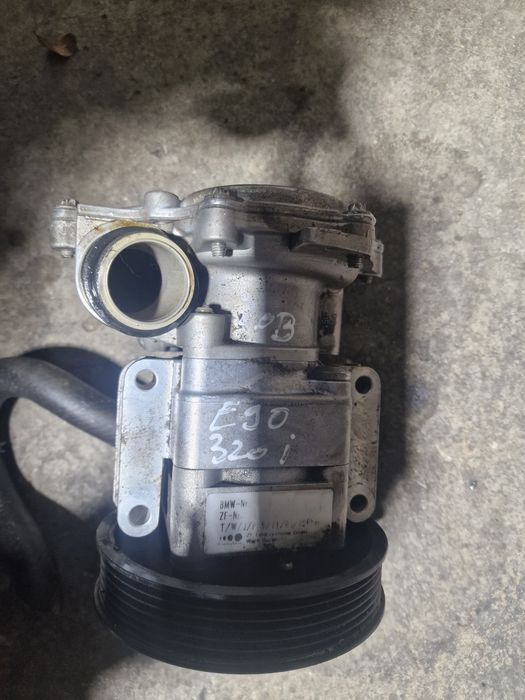 Pompa servodirectie cu pompa apa Bmw Seria 3 e 90 motor 2.0 benzina,
