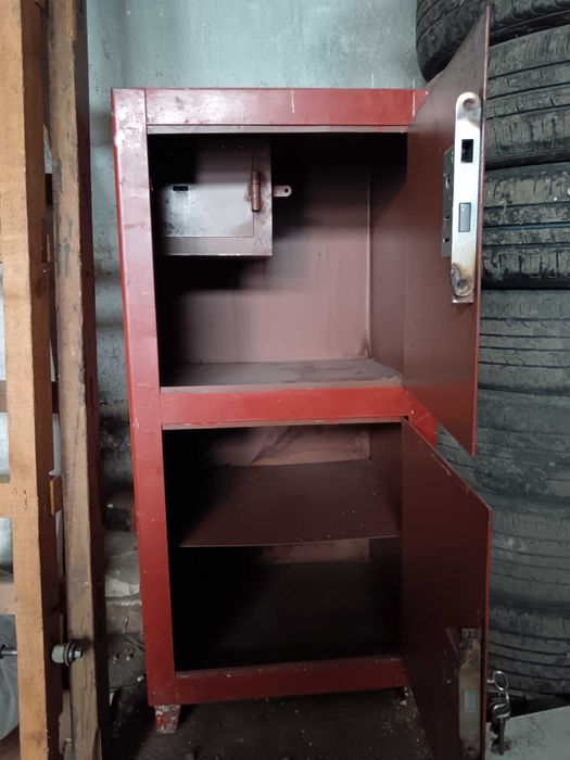 Продам сейф металлический