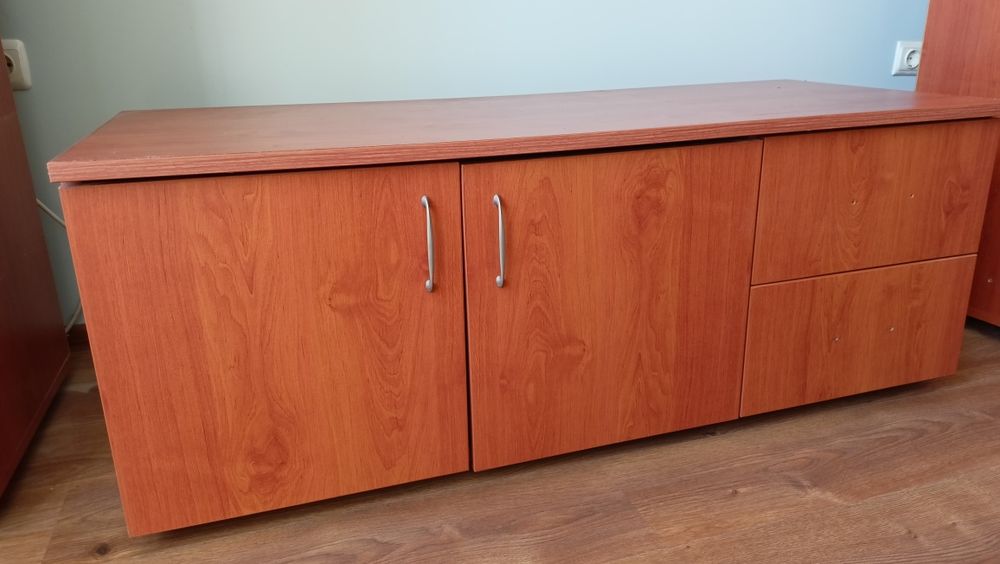 Продавам телевизионен шкаф. Отлично състояние