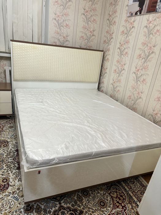 Двуспальная кровать + матрас