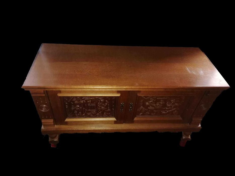 Comodă din lemn masiv decorată cu motive sculptate