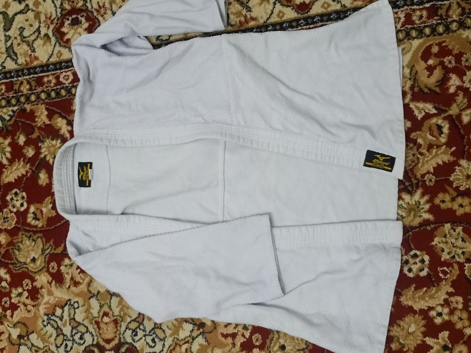 Белое кимоно дзюдо