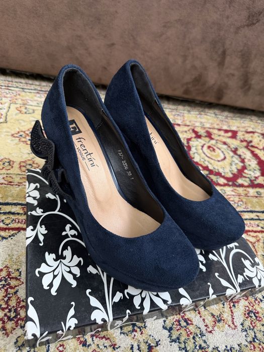 Туфли женские темно синие замша, с цветочком сзади