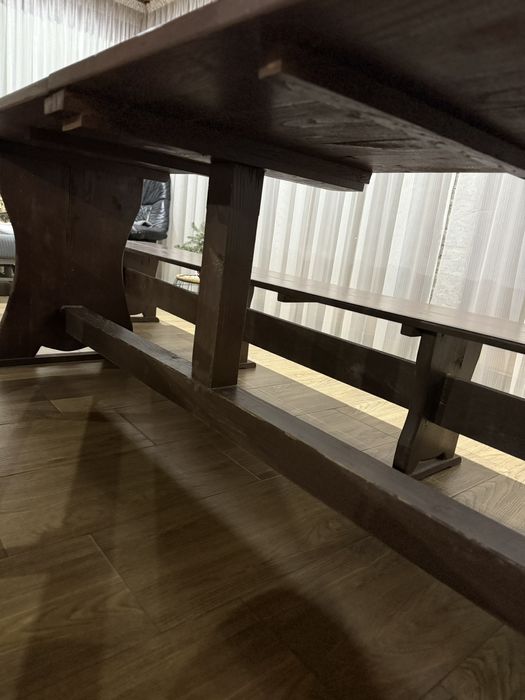 Продавам масивна дървена маса с две скамейки