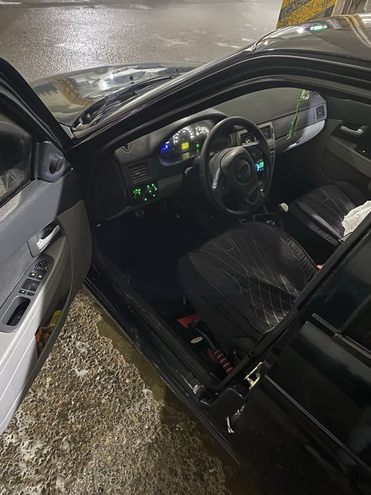 Прирора хетчбек 2011