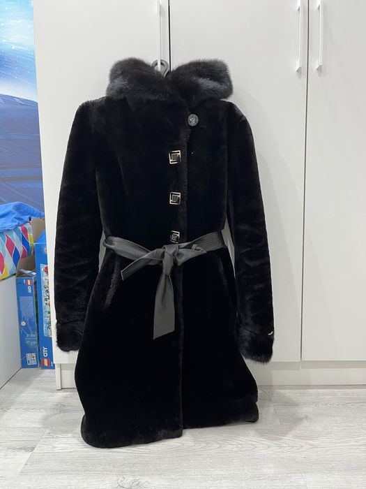 Продам шубу из мутона ( вставки из норки)