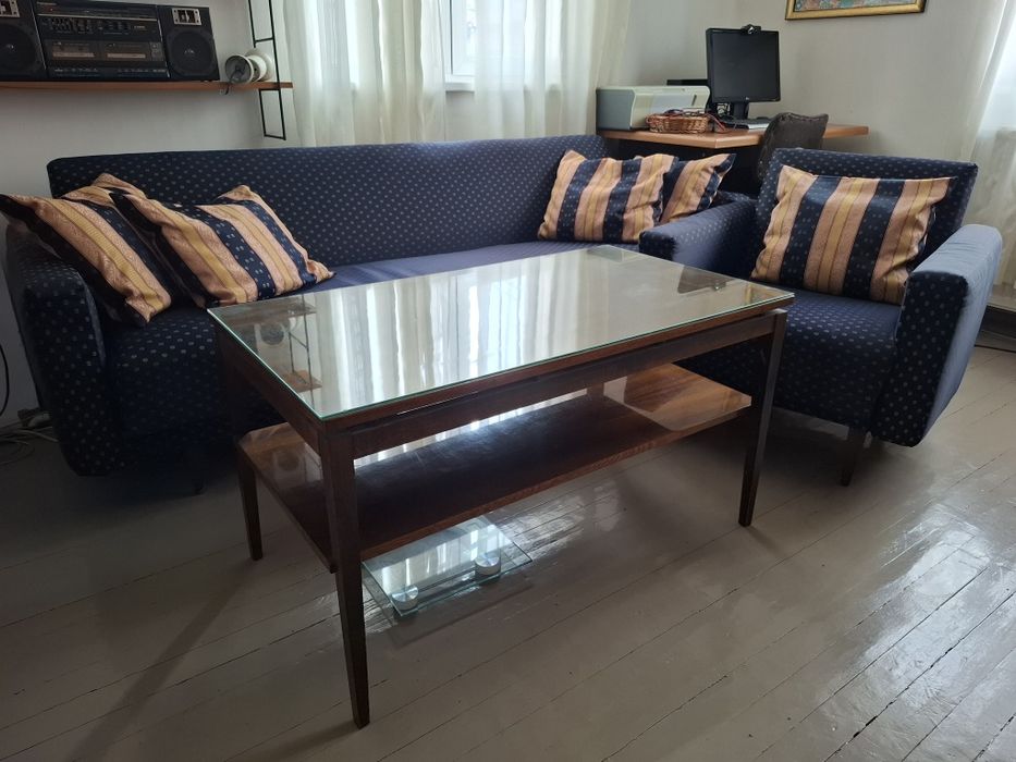 Диван с два фотьойла и маса