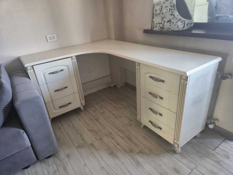 Продам удобный угловой письменный стол