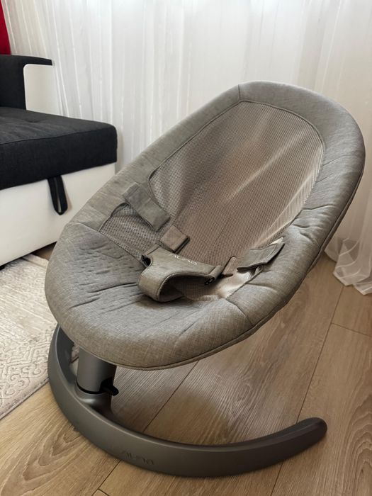 Balansoar pentru copii Nuna  confortabil, cu bara de jucarii