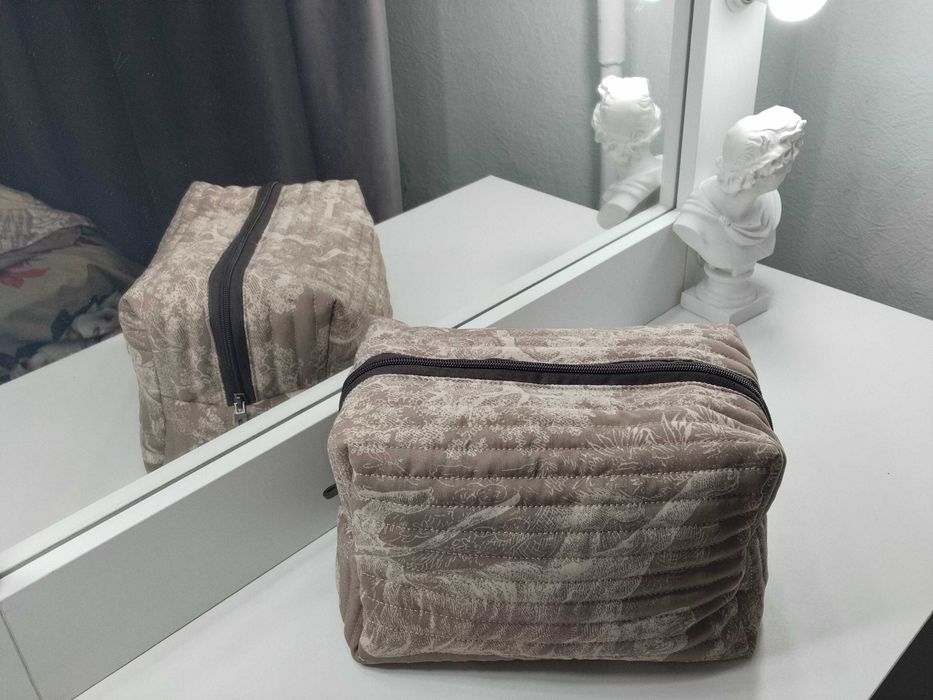 Продам косметички Диор и др.