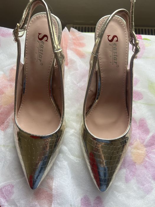 Pantofi noi, aurii decupati la spate