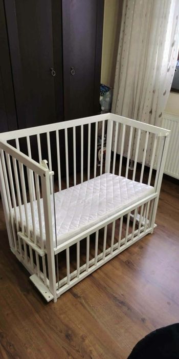 Pătuț (poate fi şi co-sleeper) + saltea