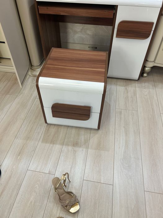 Стол писиеный с  тумбочкой