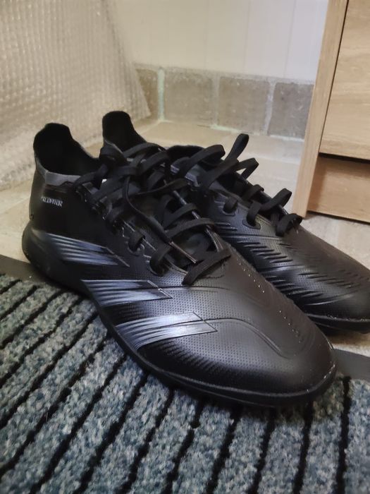 Pantofi sport Adidas special concepuți pentru jocul pe teren sintetic