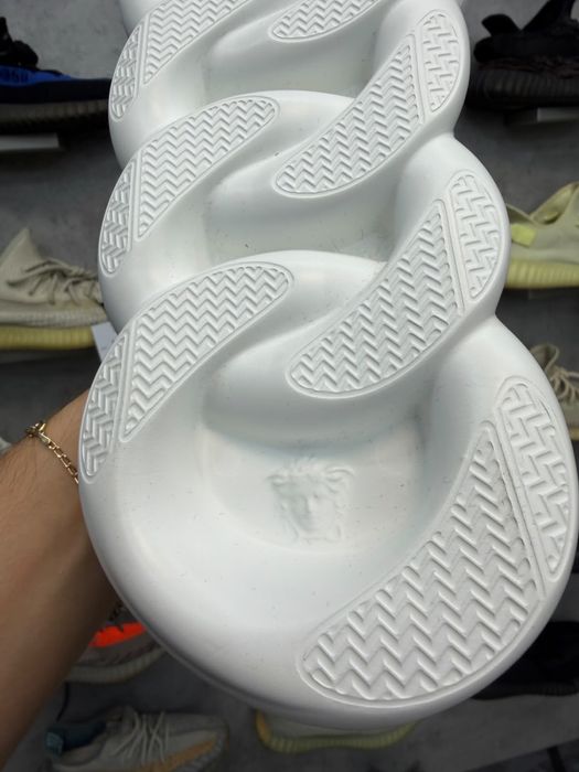 Versace chain reaction v3