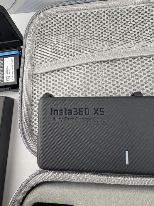 INSTA360 X5 Essentials Bundle, sigilat, pachet EXTRA FULL, OCAZIE