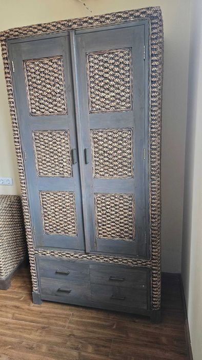 Гардероб от масивно дърво и естествен ратан.