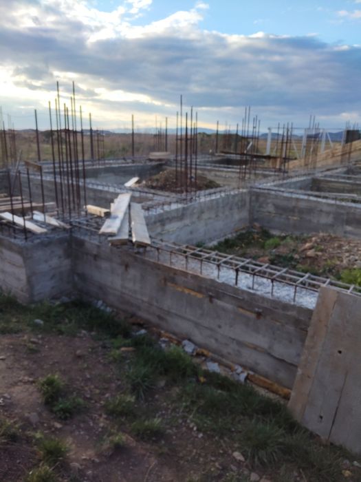 Vând casă în fază de construcție